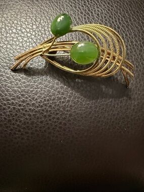 Vintage Gold Tone & Jade Green Color Oval Cabochon Brooch Pin